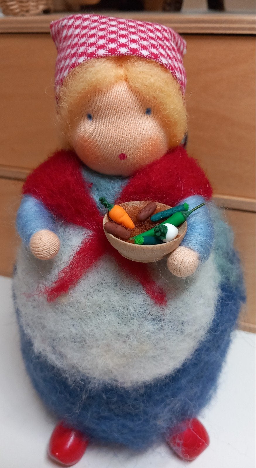 Boerinnetje vilt vrije school seizoenstafel 19cm, Ophalen of Verzenden, Nieuw, Figuurtje(s)