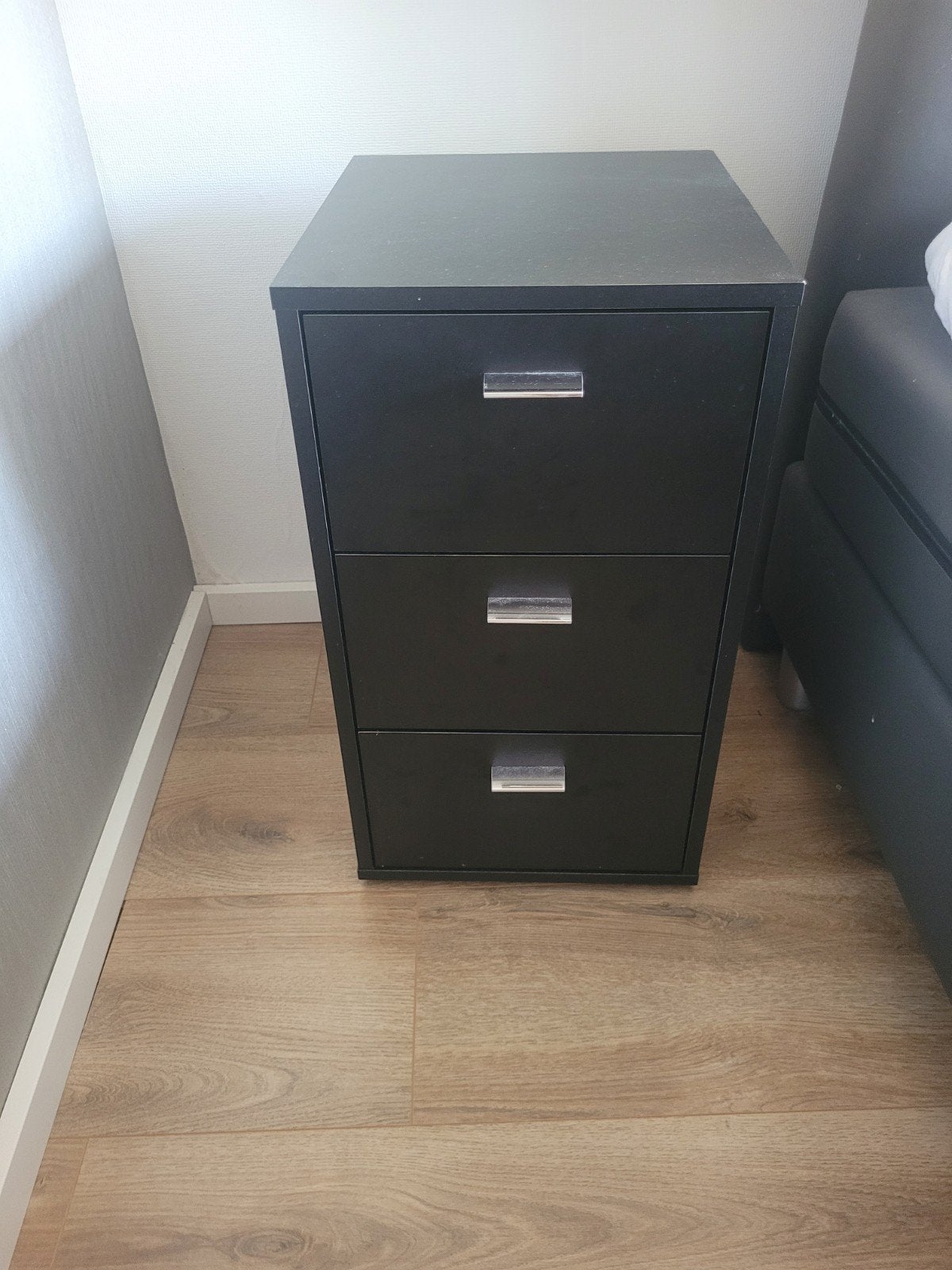 2x zwarte nachtkast, Huis en Inrichting, Kasten | Roldeurkasten en Archiefkasten, Ophalen, 25 tot 50 cm, 50 tot 100 cm, Minder dan 100 cm