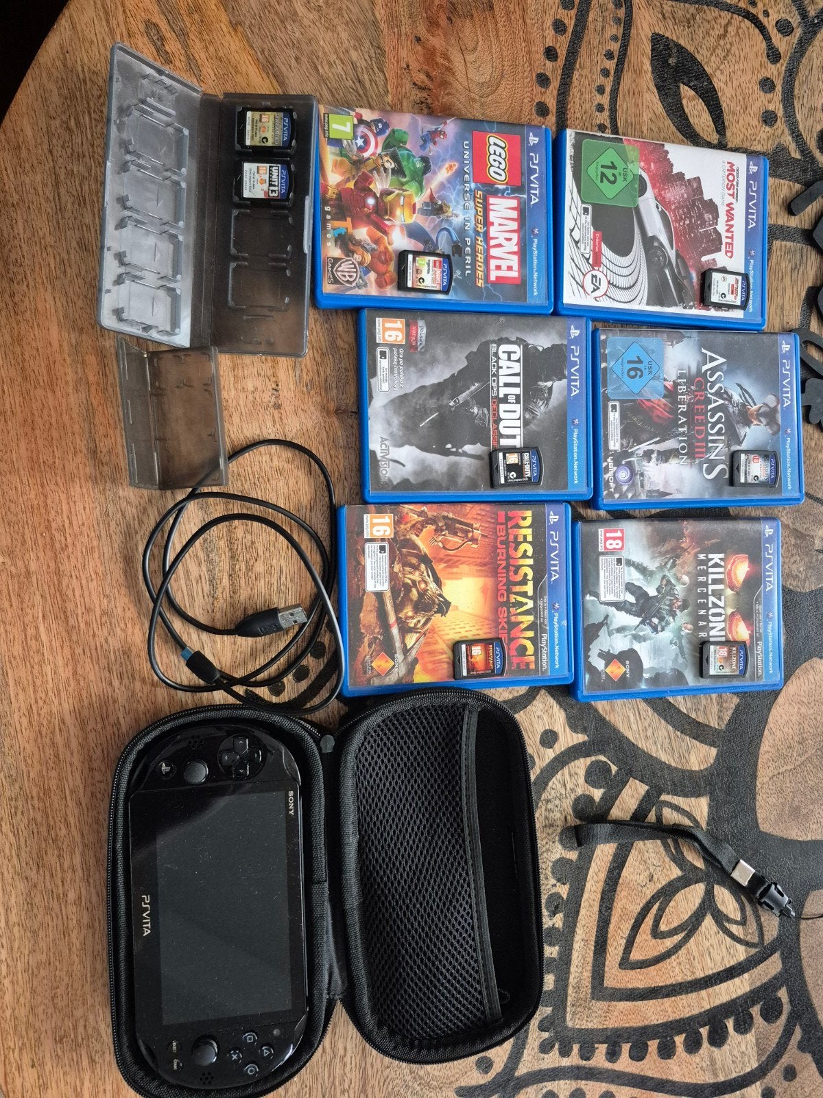 Sony PS Vita PCH-2004 met 8 games, geheugen 16GB en hoesje, Ophalen of Verzenden, Zo goed als nieuw, Zwart, Met games