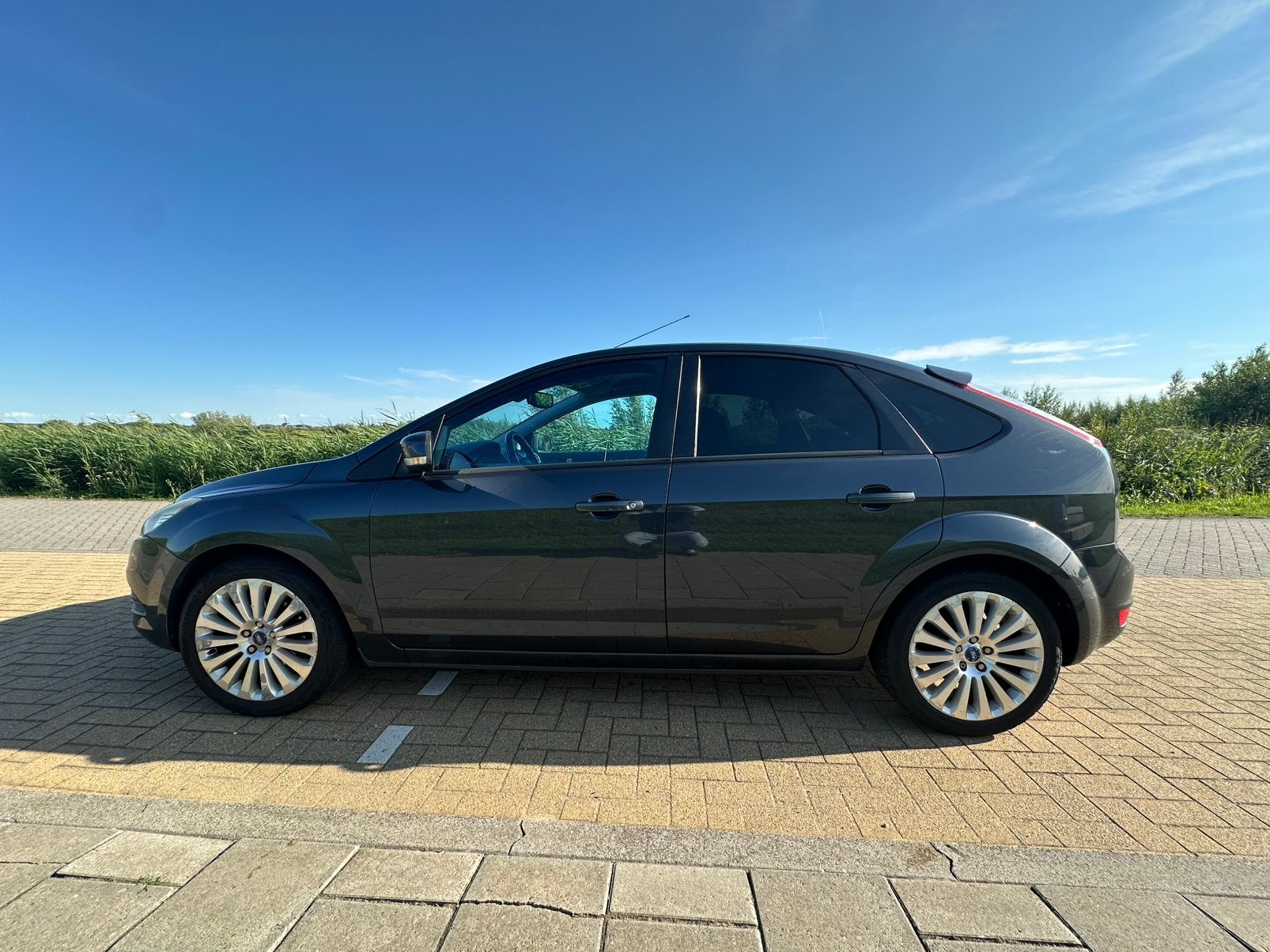 Ford Focus 1.6 74KW 5D 2008 Grijs, 1596 cc, Zwart, 4 cilinders, 49 €/maand