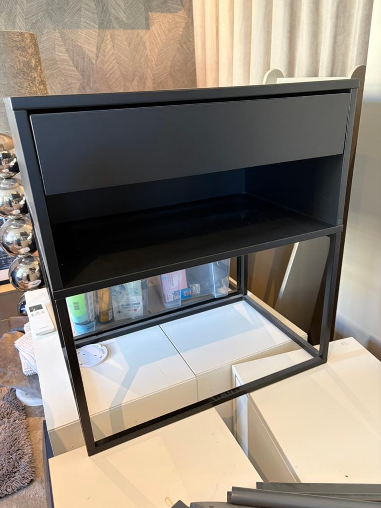 2 nachtkastjes ikea vikhammer, Huis en Inrichting, Ophalen, Overige materialen, Gebruikt, 55 tot 70 cm