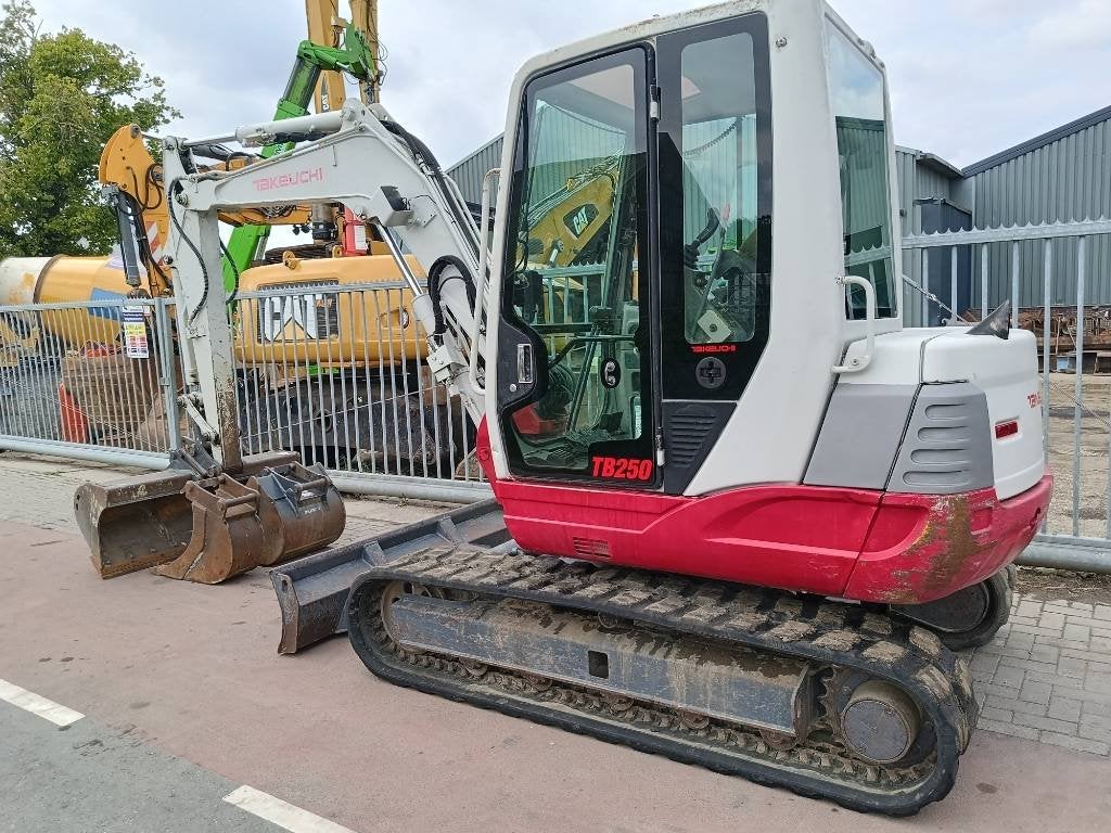Takeuchi TB 250 5 ton rups graafmachine excavator bagger, Graafmachine