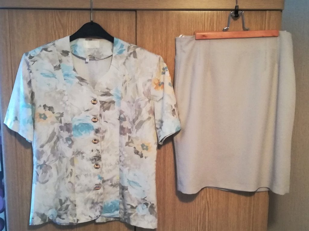 Gebloemde blazer met lichte rok, Kostuum of Pak, Overige kleuren, Maat 42/44 (L), Ophalen of Verzenden