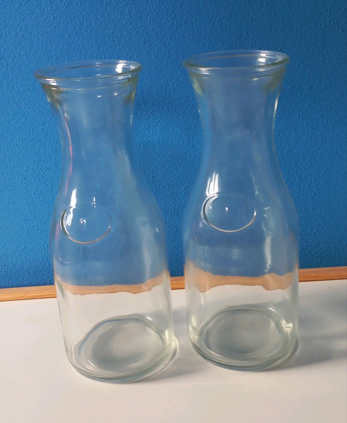 Twee kleine glazen karafjes, Ophalen of Verzenden