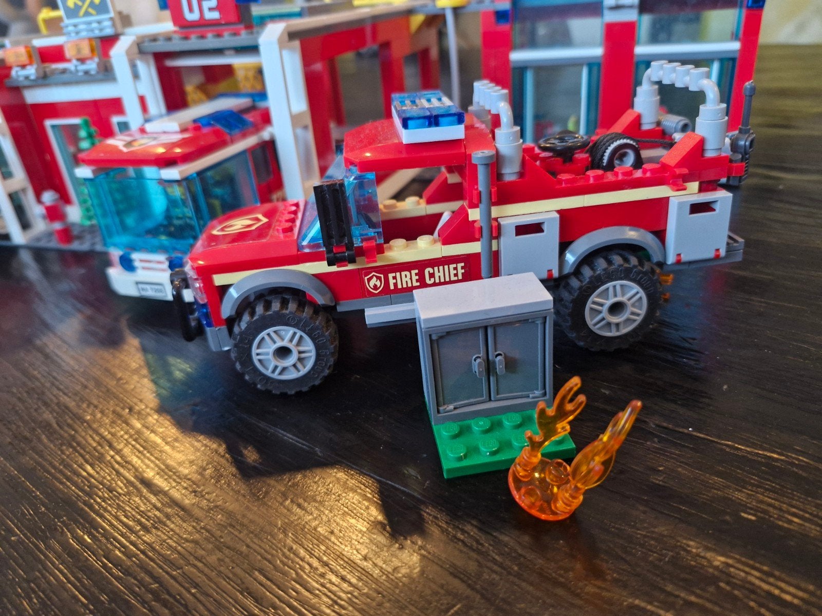 LEGO City Brandweerkazerne 7208 met extra wagens en doos, Ophalen of Verzenden, Gebruikt, Overige merken