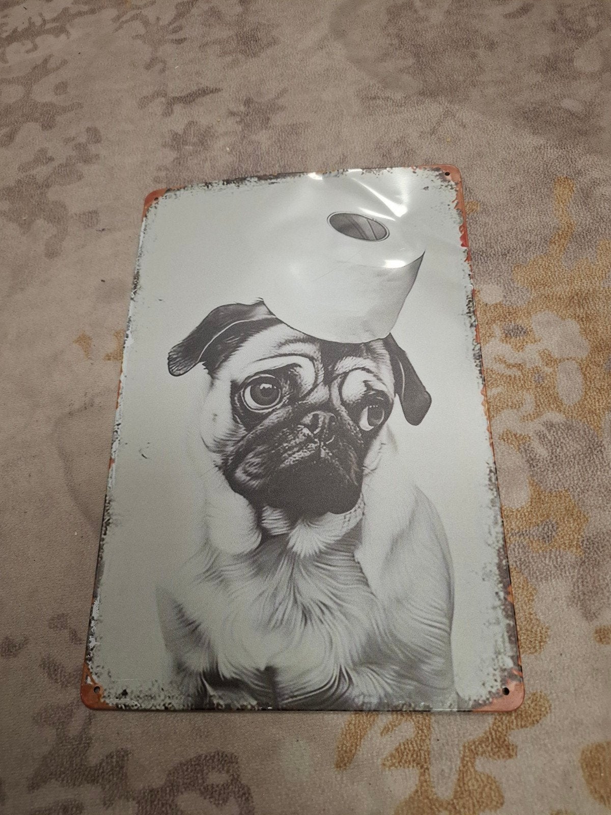 Grappig metalen wandbord Mopshond met wc-papier 30x20cm, Metaal, Nieuw, Ophalen of Verzenden, Wandbord of Wandpaneel