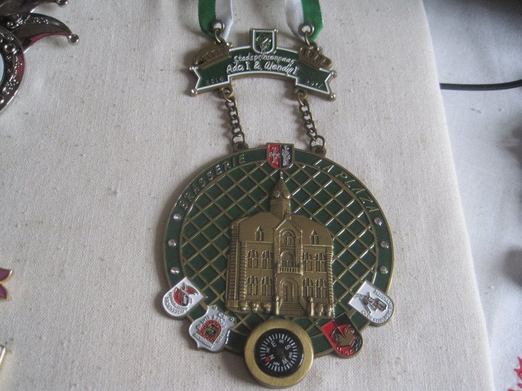 carnavals medaille kv brasserie la plaza brunssum, Ophalen of Verzenden, Overige materialen