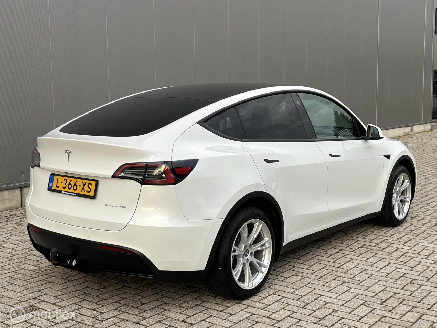 Foto 9 van Tesla Model Y Long Range AWD 75 kWh, FSD , Trekhaak Netjes