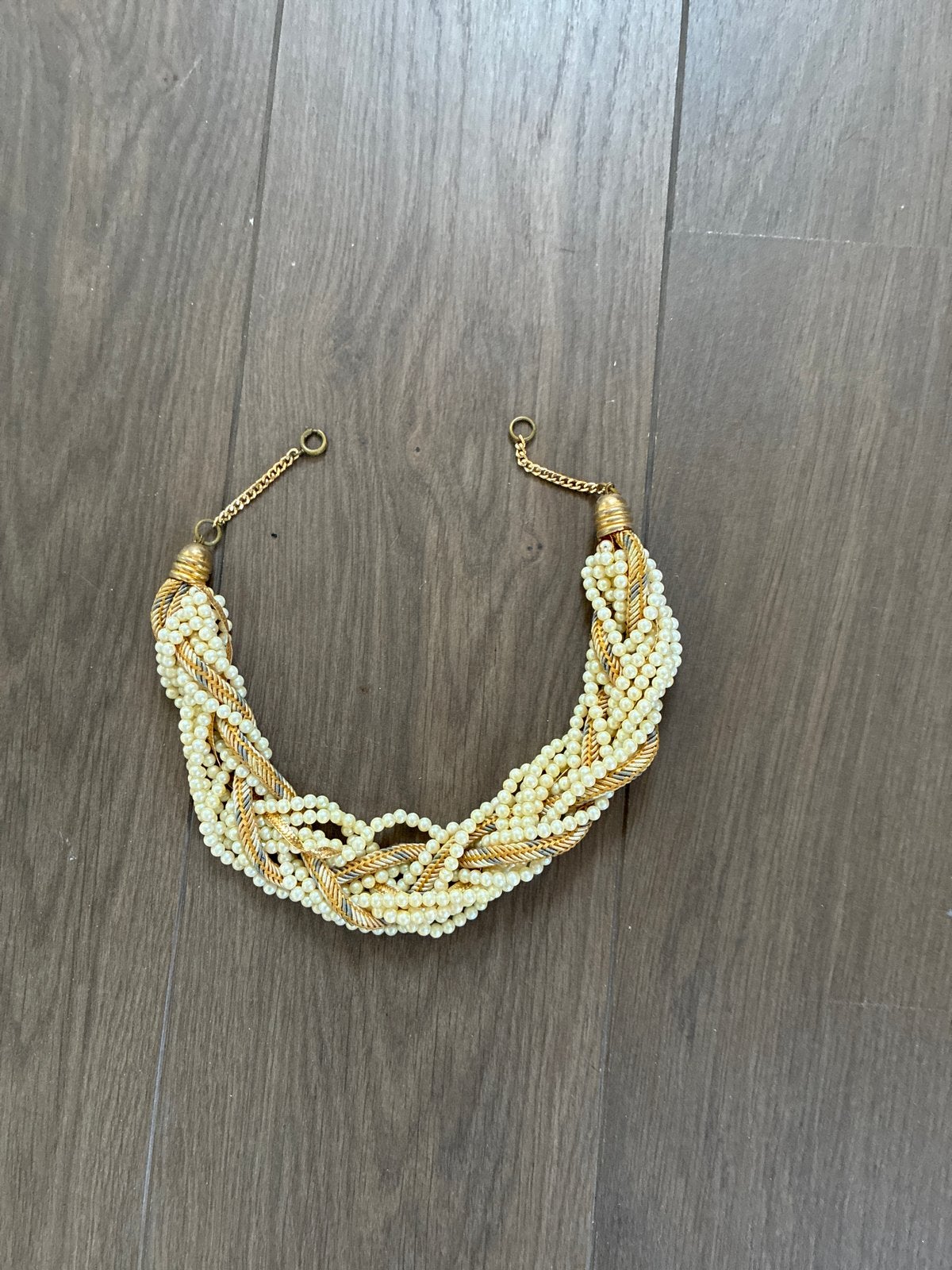 Mooie gevlochten ketting met parels en goudkleurige accenten, Ophalen of Verzenden, Zo goed als nieuw, Goud, Overige materialen