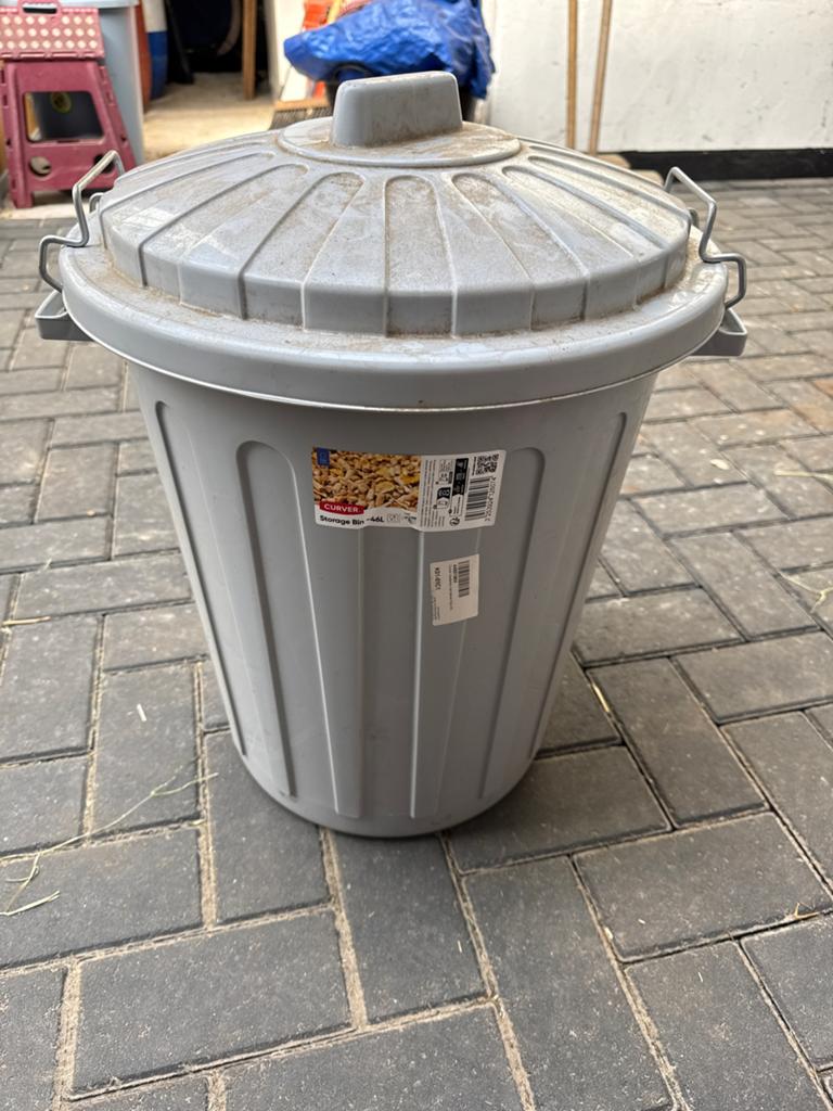 Grijze kunststof voerton met deksel - 46 liter, Dieren en Toebehoren, Paarden en Pony's | Overige Paardenspullen, Ophalen of Verzenden