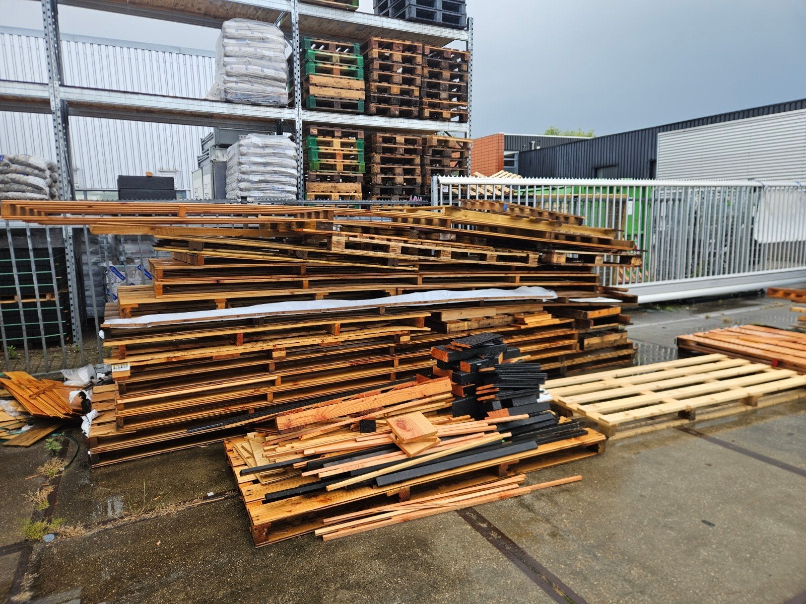 Diverse Houtresten en Pallets voor Brandhout, Tuin en Terras, Haardhout, 6 m³ of meer, Ophalen, Overige houtsoorten, Blokken