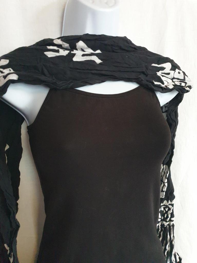 Zwarte sjaal witte kikkers 160x55, Kleding | Dames, Maat 38/40 (M), ., Ophalen of Verzenden, Zo goed als nieuw
