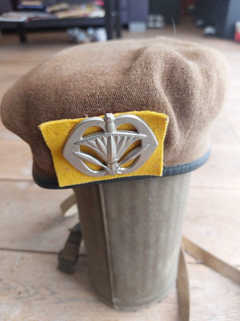 Barret korps Militaire Administratie, Ophalen, Landmacht, Nederland, Helm of Baret