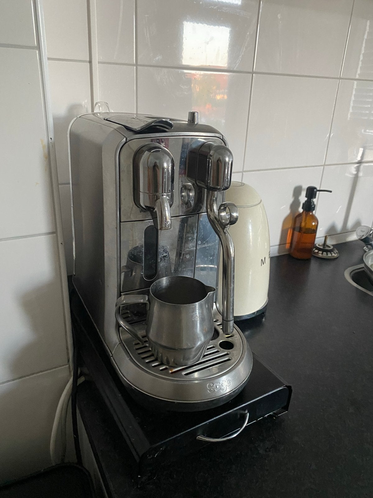 Nespresso Creatista Plus Sage - Lekt water, Espresso apparaat, Ophalen of Verzenden, Niet werkend, Koffiepads en cups