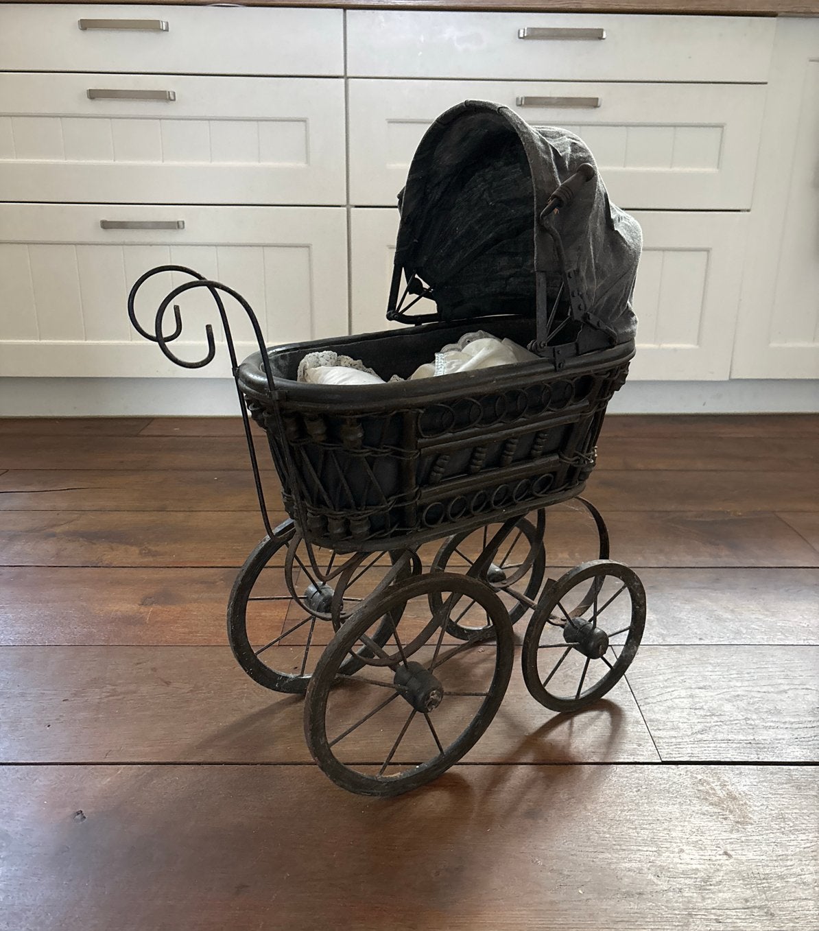 Antieke poppenwagen - decoratief en charmant, Kinderen en Baby's, Speelgoed | Poppen, Ophalen of Verzenden, Gebruikt, Overige typen