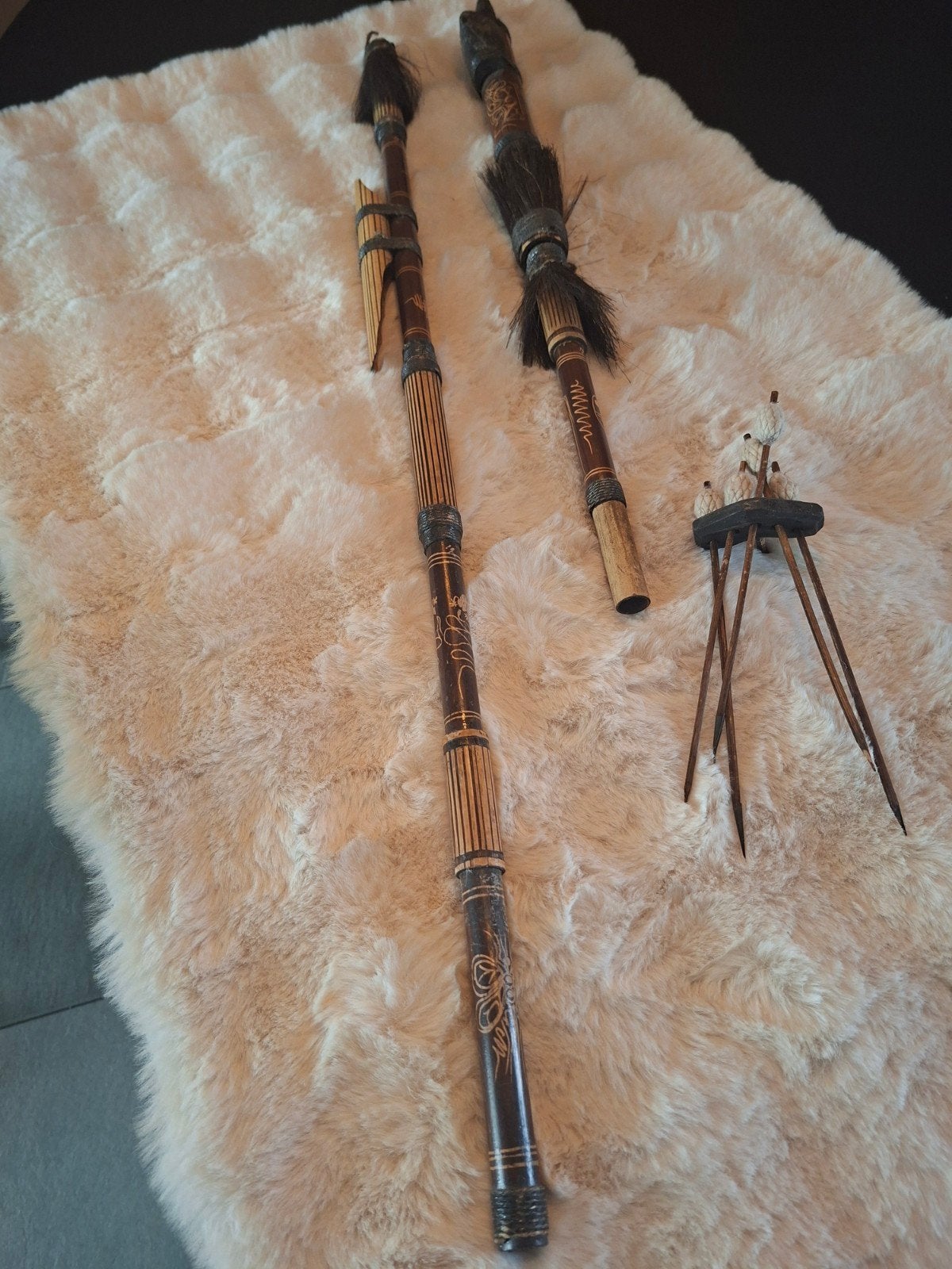 Decoratieve blaaspijp met pijlen en houder, Bruin, Papoea-Nieuw-Guinea, Versierd, Ophalen