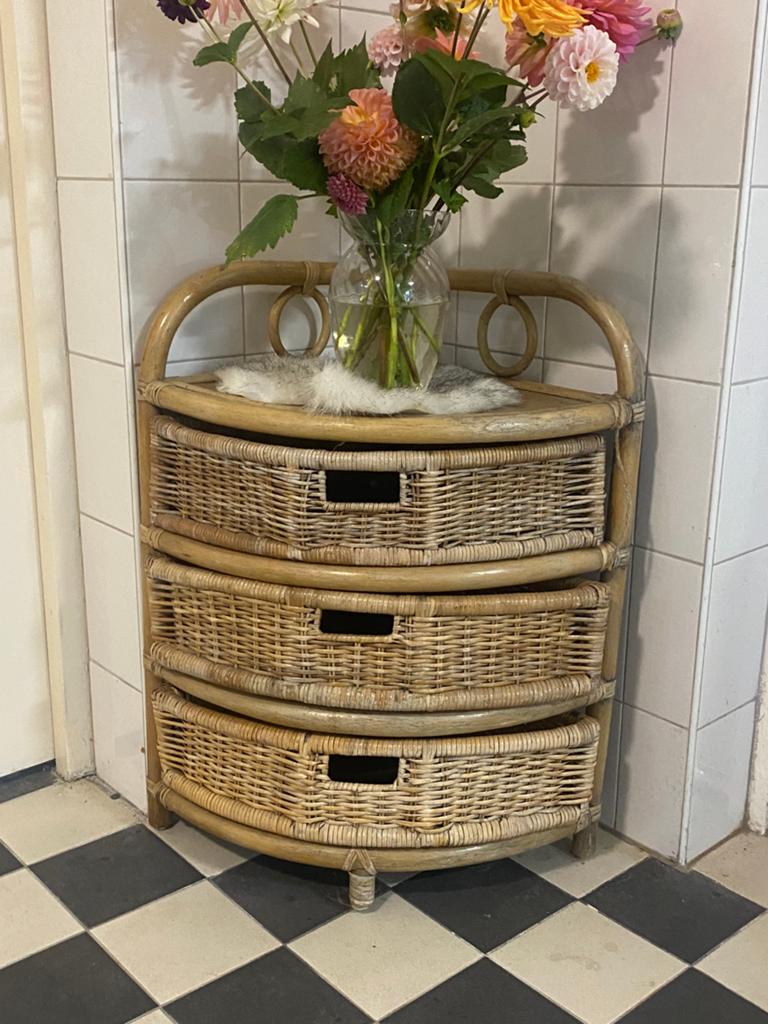 Vintage rotan/ rieten hoekastje met lades, Zo goed als nieuw, 3 of 4 laden, Minder dan 100 cm, 25 tot 50 cm