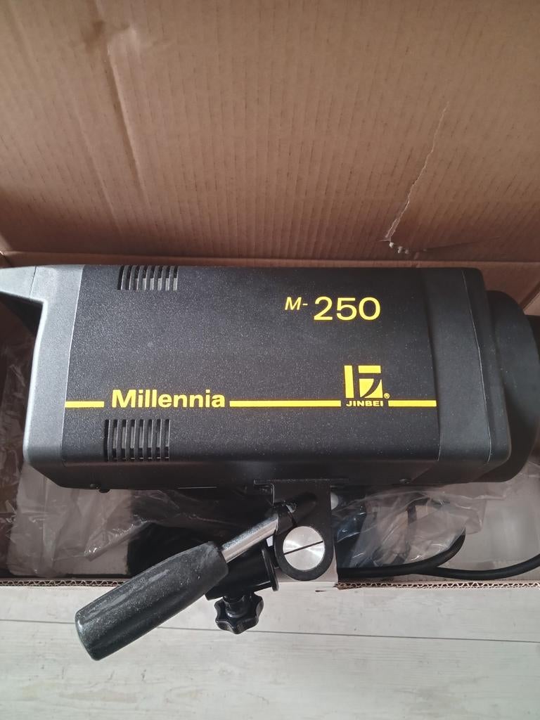Jinbei Millennia M-250 Studioflitser, Ophalen of Verzenden, Gebruikt, Lamp of Flitsset