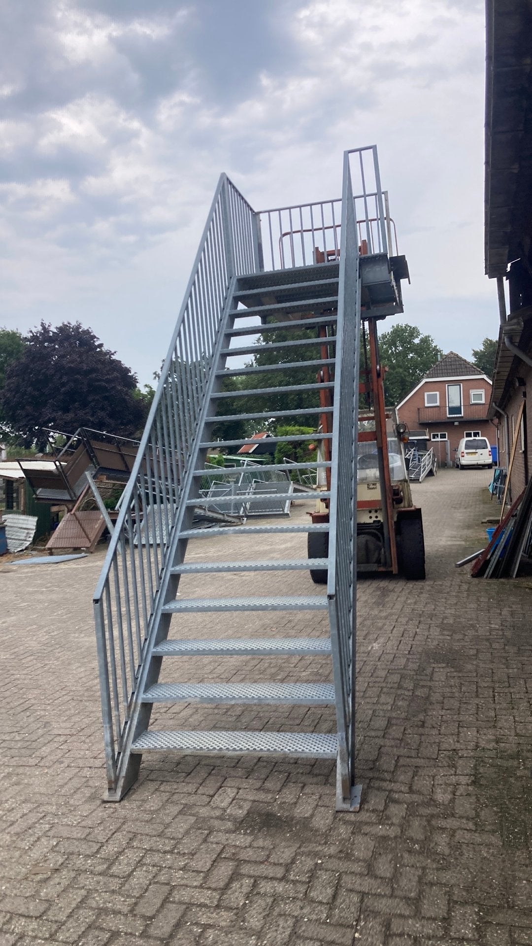 Stalen trap, Doe-het-zelf en Verbouw, Ladders en Trappen, Ophalen, Zo goed als nieuw, 2 tot 4 meter