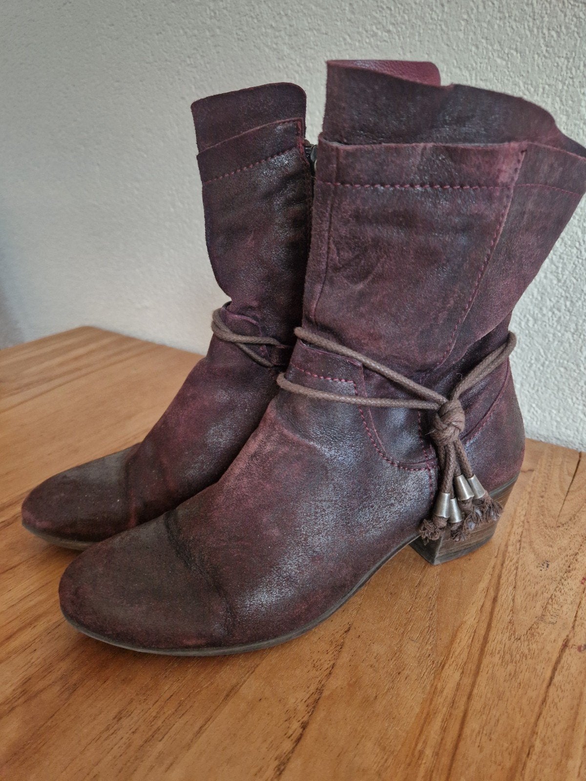 Mjus Suède Laarsjes Aubergine Maat 39, Hakhoogte 4 cm, Kleding | Dames, Overige kleuren, Lage of Enkellaarzen, Ophalen of Verzenden