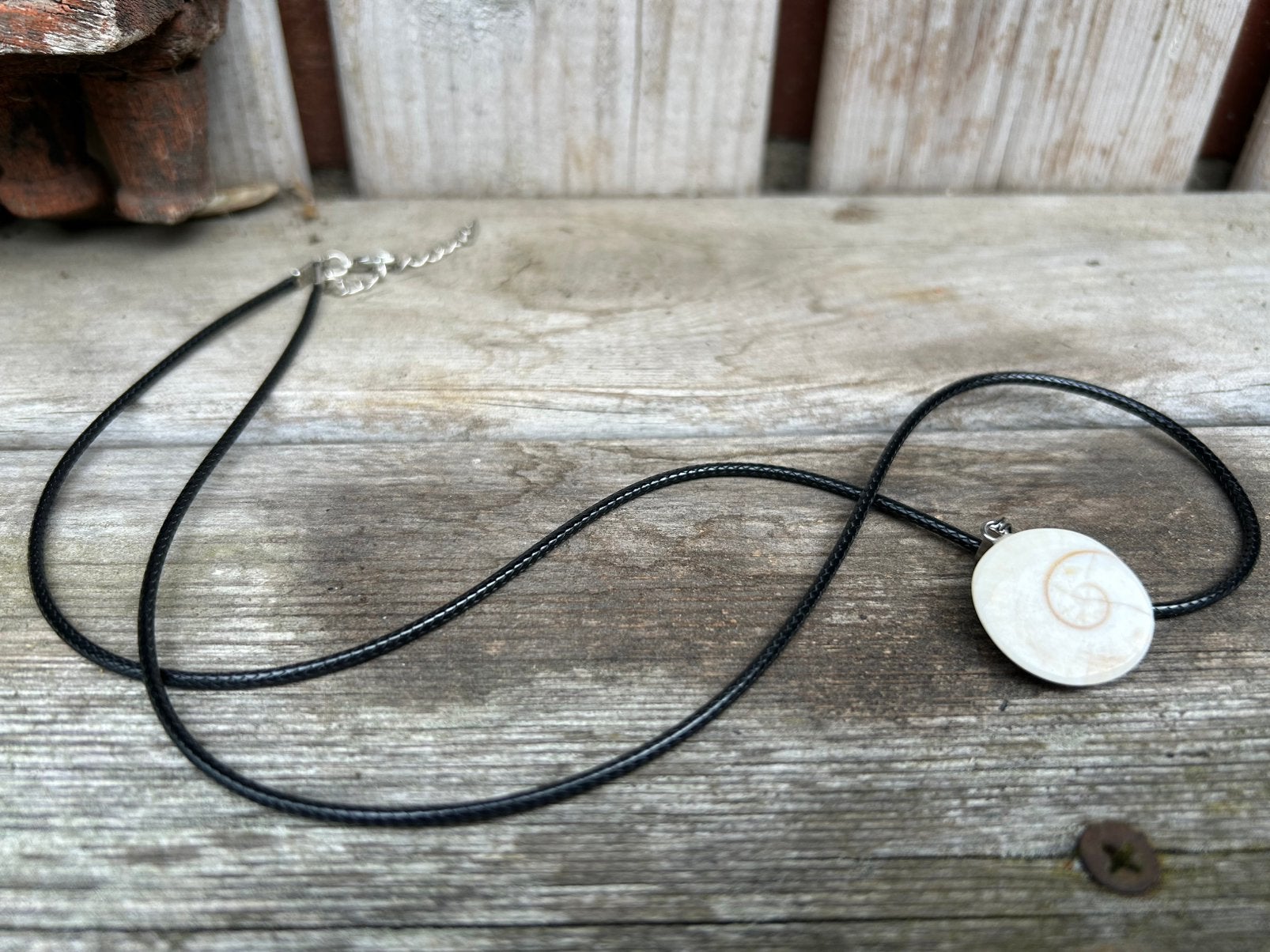 Super leuke leren ketting met the eye of Shiva hanger., Ophalen of Verzenden, Nieuw, Steen of Mineraal, Verstelbaar