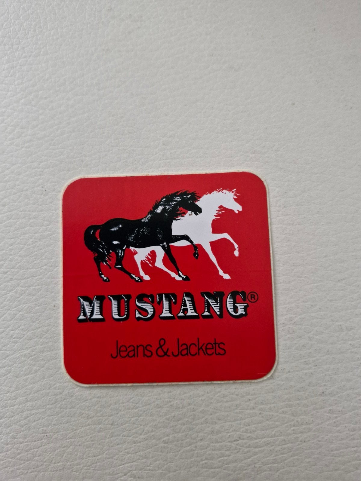 12117 Mustang Jeans & Jackets Sticker - Rood met Paarden, Verzamelen, Ophalen of Verzenden, Nieuw, Merk