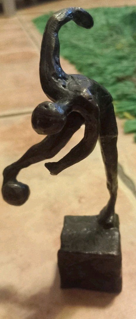 Abstract bronzen beeld van een sporter, Minder dan 20 cm, Gepatineerd, Ophalen of Verzenden, Brons