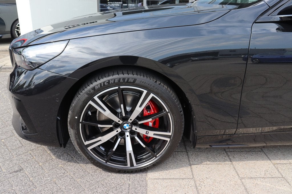 BMW i5 eDrive40 M Sport / Trekhaak / Achteruitrijcamera / Ad, 2095 kg, Achterwielaandrijving, Zwart, Met garantie (alle)
