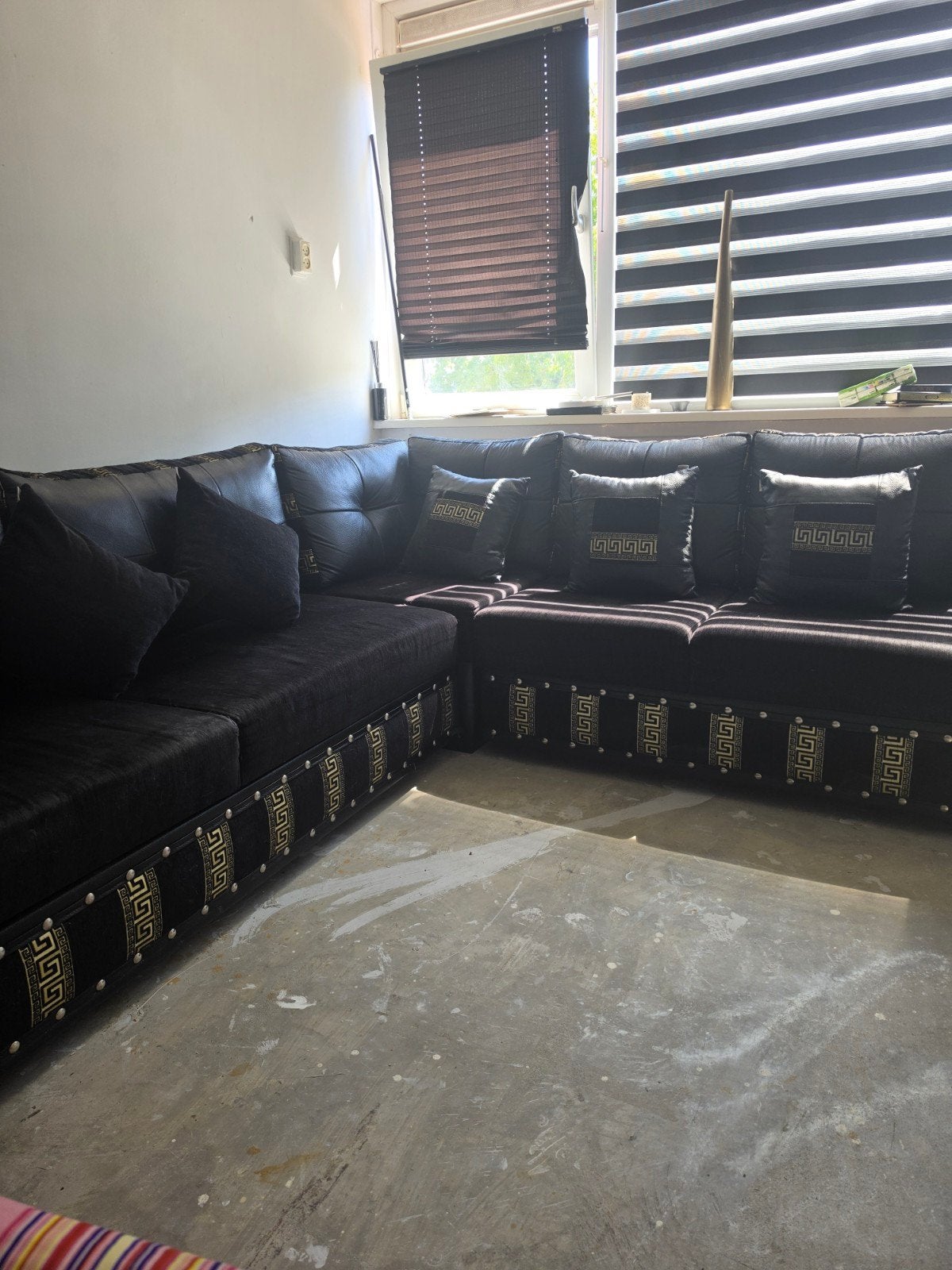 Zwarte hoekbank met gouden details en fauteuil, Luxe, Modern, Klassiek, Gebruikt, Hoekbank, 300 cm of meer