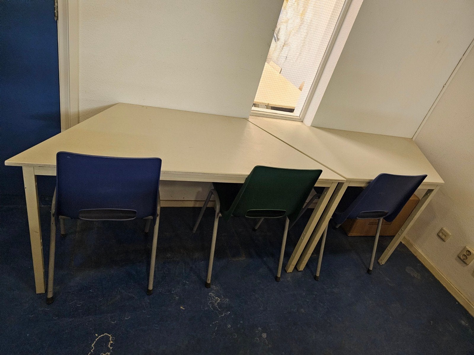 Bureau Driehoek Tafels 4 stuks + 6 stoelen goede staat!!!, Huis en Inrichting, Modern, Ophalen, Gebruikt, Metaal