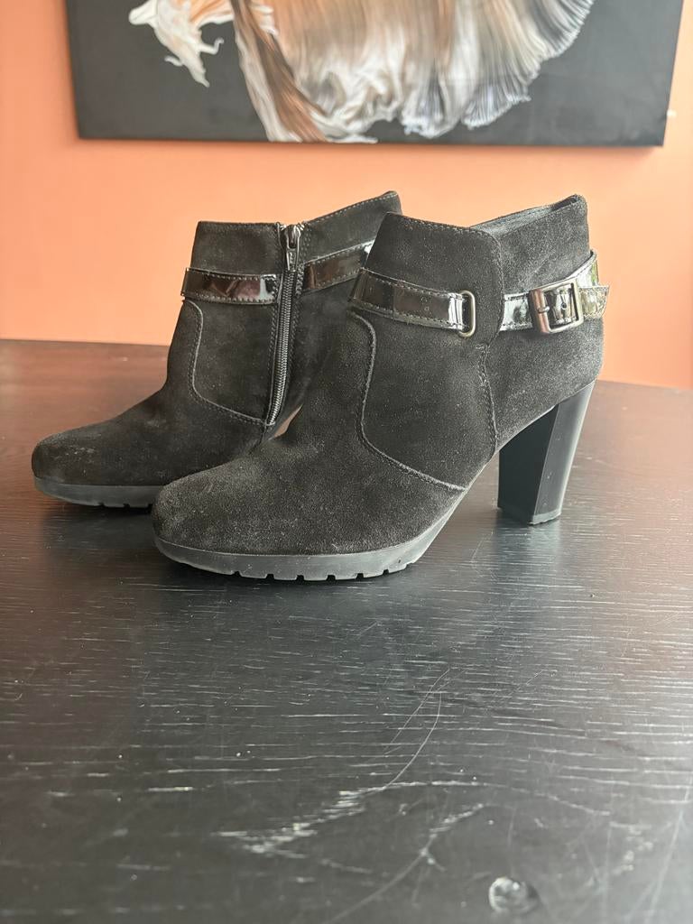 Moccio Zwarte Suède Laarsjes met Lakleren Riem - Maat 39, Kleding | Dames, Schoenen, Ophalen of Verzenden, Zo goed als nieuw, Zwart