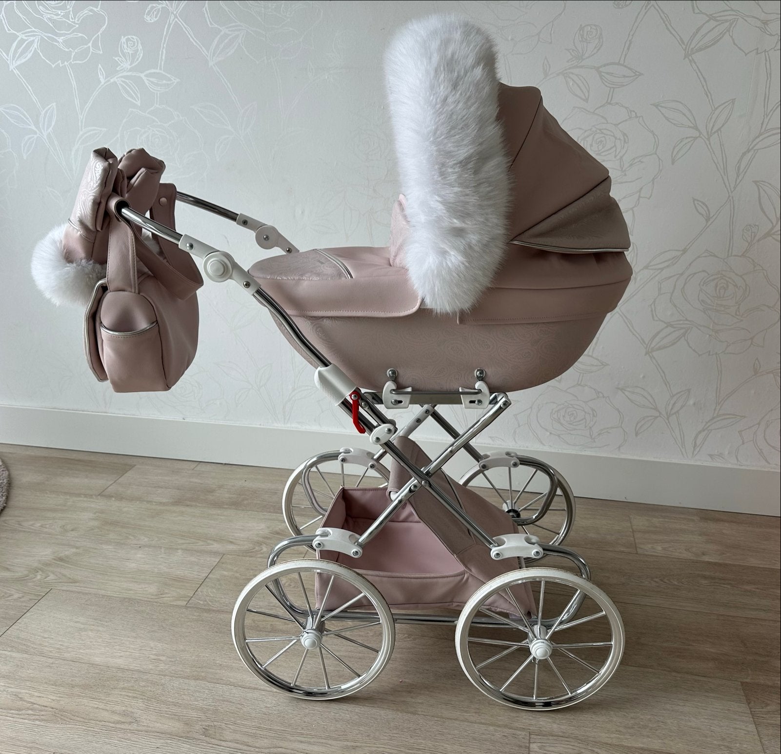Prachtige roze Junama limited editie poppenwagen, Ophalen, Zo goed als nieuw, Babypop