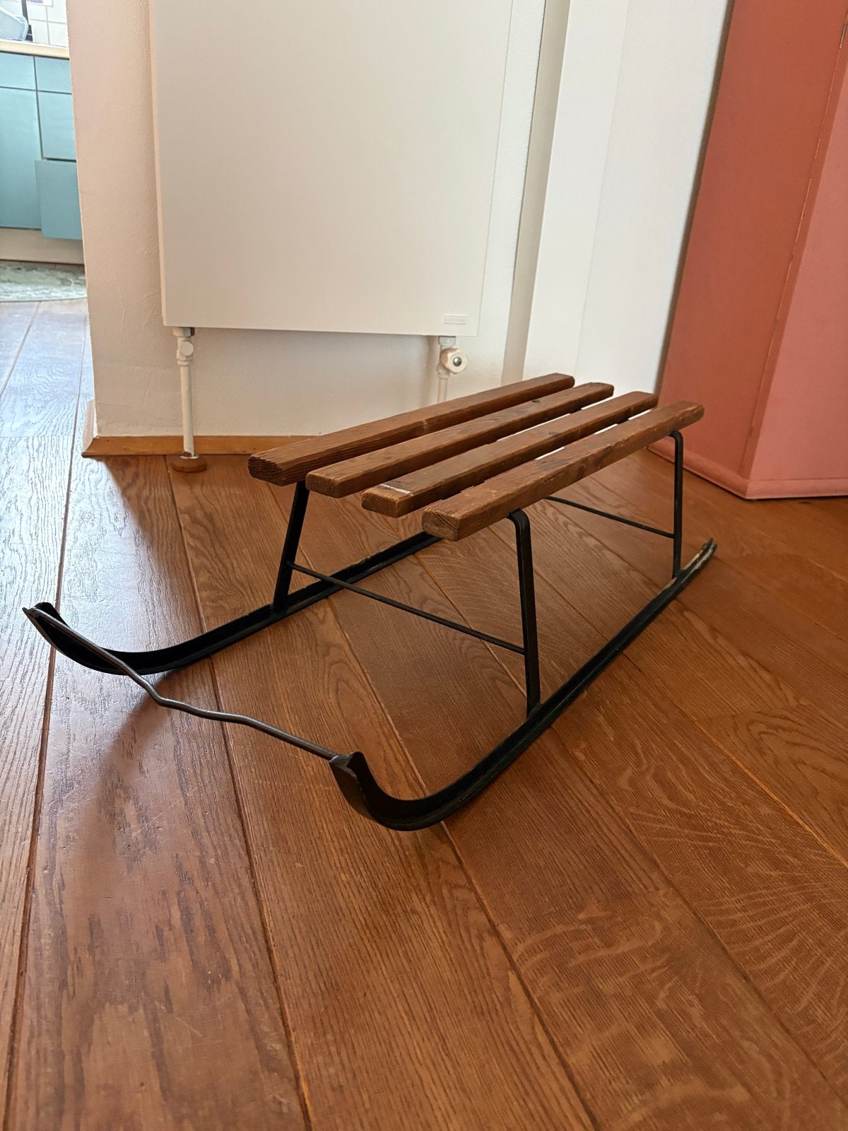 Antieke houten slee, Ophalen