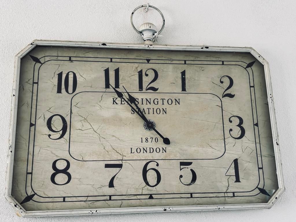 Grote wandklok Kensington Station London, Ophalen