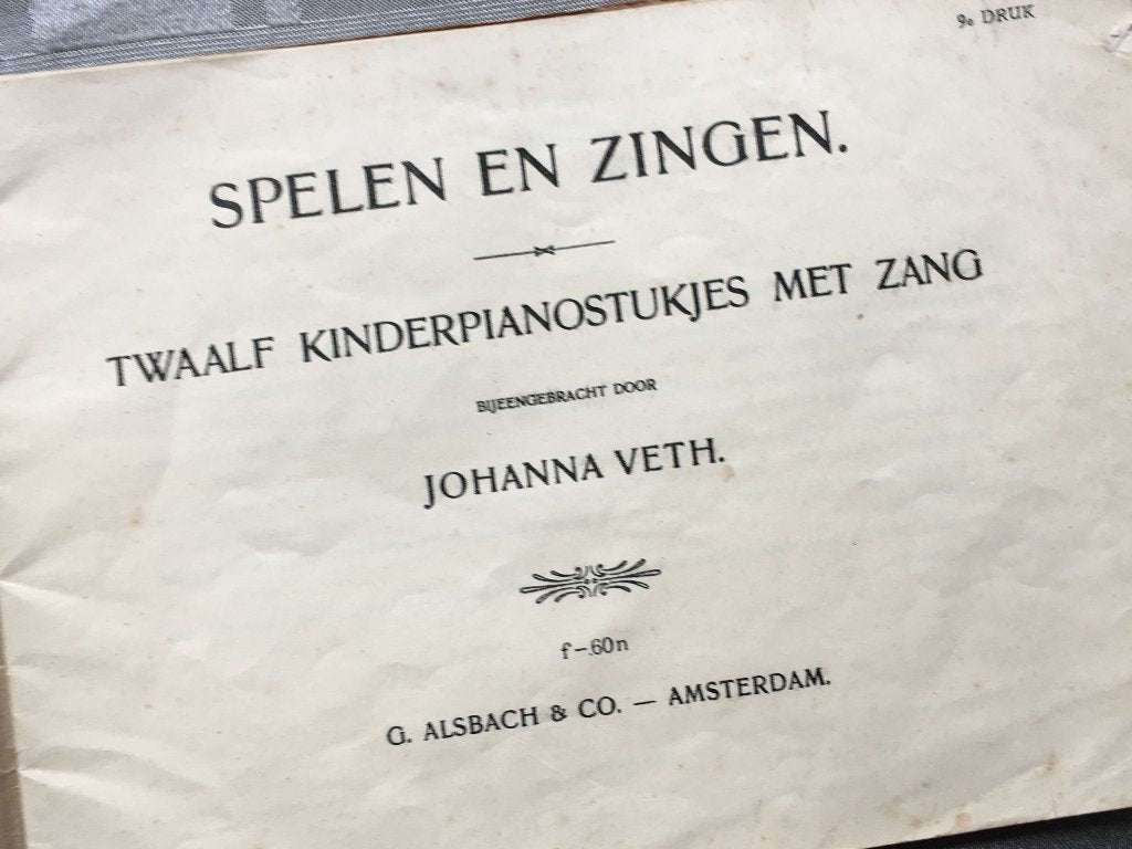 Spelen en zingen. Twaalf kinderpianostukjes met zang, Ophalen of Verzenden, Gelezen, Overige onderwerpen
