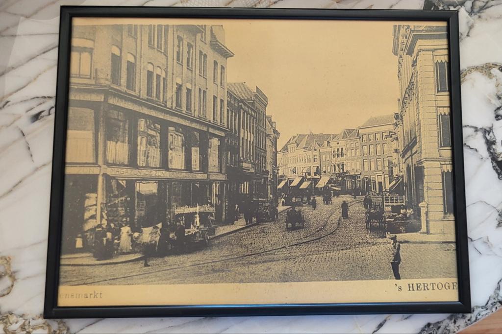 Pensmarkt 's-Hertogenbosch (in lijst) Nostalgisch Den Bosch, Antiek en Kunst, Kunst | Tekeningen en Foto's, Ophalen of Verzenden