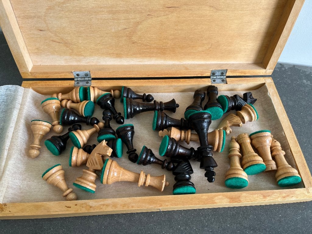 Mooie kist met houten schaakstenen, Hobby en Vrije tijd, Een of twee spelers, Ophalen of Verzenden, Zo goed als nieuw