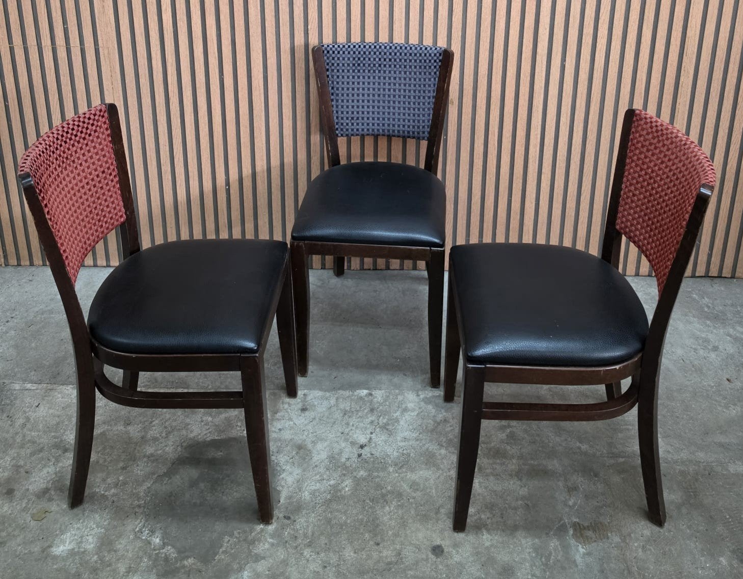 77 x horeca stoelen hout cafestoelen bistro cafe kantine, Ophalen of Verzenden, Zo goed als nieuw, Vijf, Zes of meer stoelen, Rood