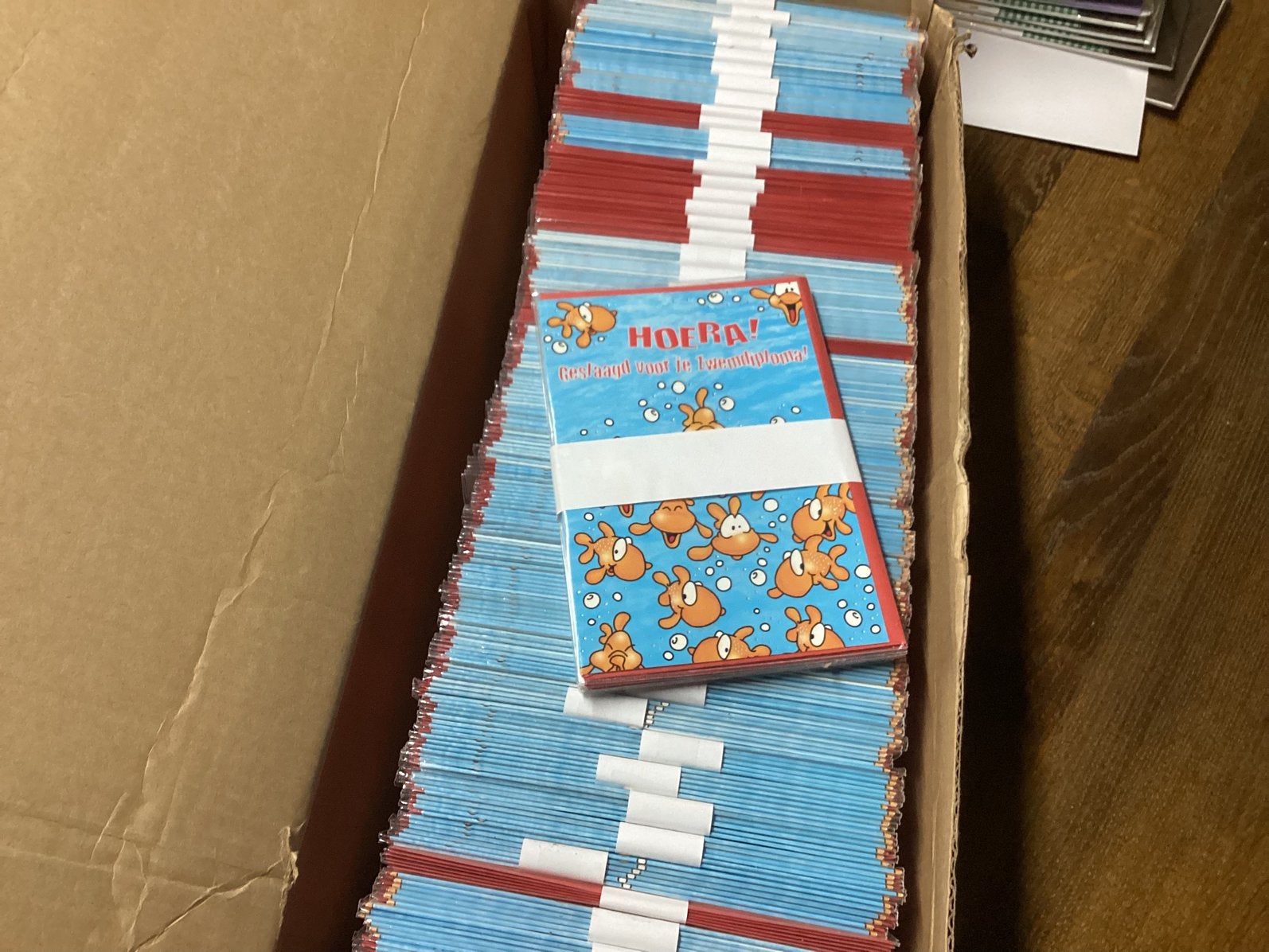 Doos met 500 nieuwe wenskaarten Geslaag voor je Zwemdiploma, Diversen, Ophalen of Verzenden, Nieuw
