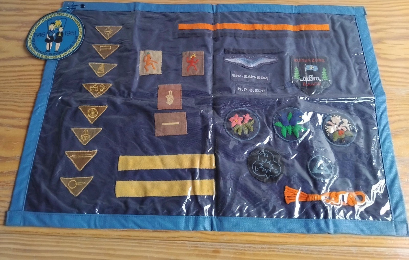 Vintage Scouting Emblemen Verzameling op Doek jaren 50/60, Verzamelen, Scouting, Ophalen of Verzenden, Gebruikt, Embleem, Speld of Insigne