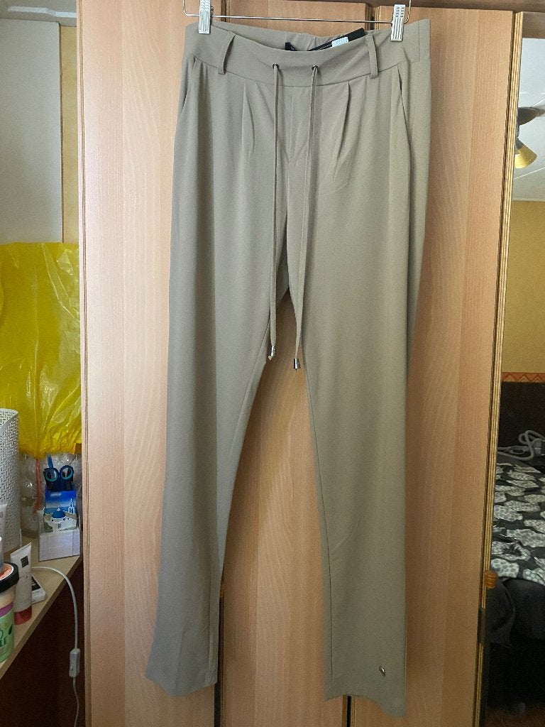 Nieuw taupe travelstof broek My Pashion, Kleding | Dames, Maat 38/40 (M), Beige, Nieuw, Ophalen of Verzenden