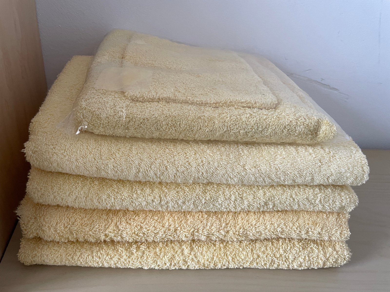 Nieuwe gele handdoeken set - 70x140 cm, Overige merken, Nieuw, Ophalen of Verzenden, Geel