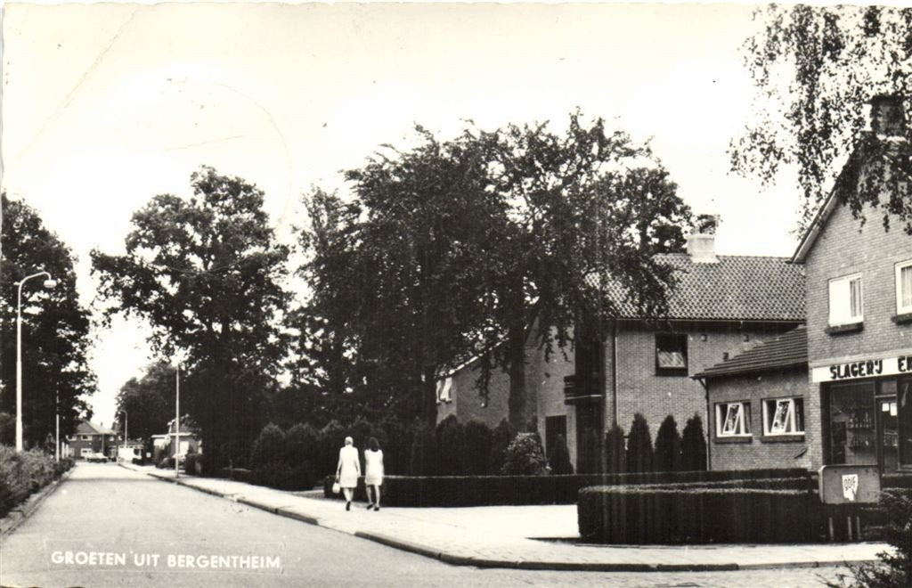 Groeten uit Bergentheim - slagerij - B-keus - 1973 gelopen, Verzamelen, Ansichtkaarten | Nederland, Ophalen of Verzenden, 1960 tot 1980
