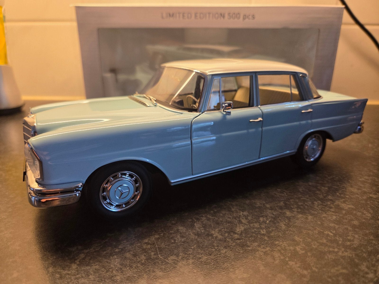 Mercedes 220S  heckflosse 1:18 " zie info", Ophalen of Verzenden, Zo goed als nieuw, Auto, Norev