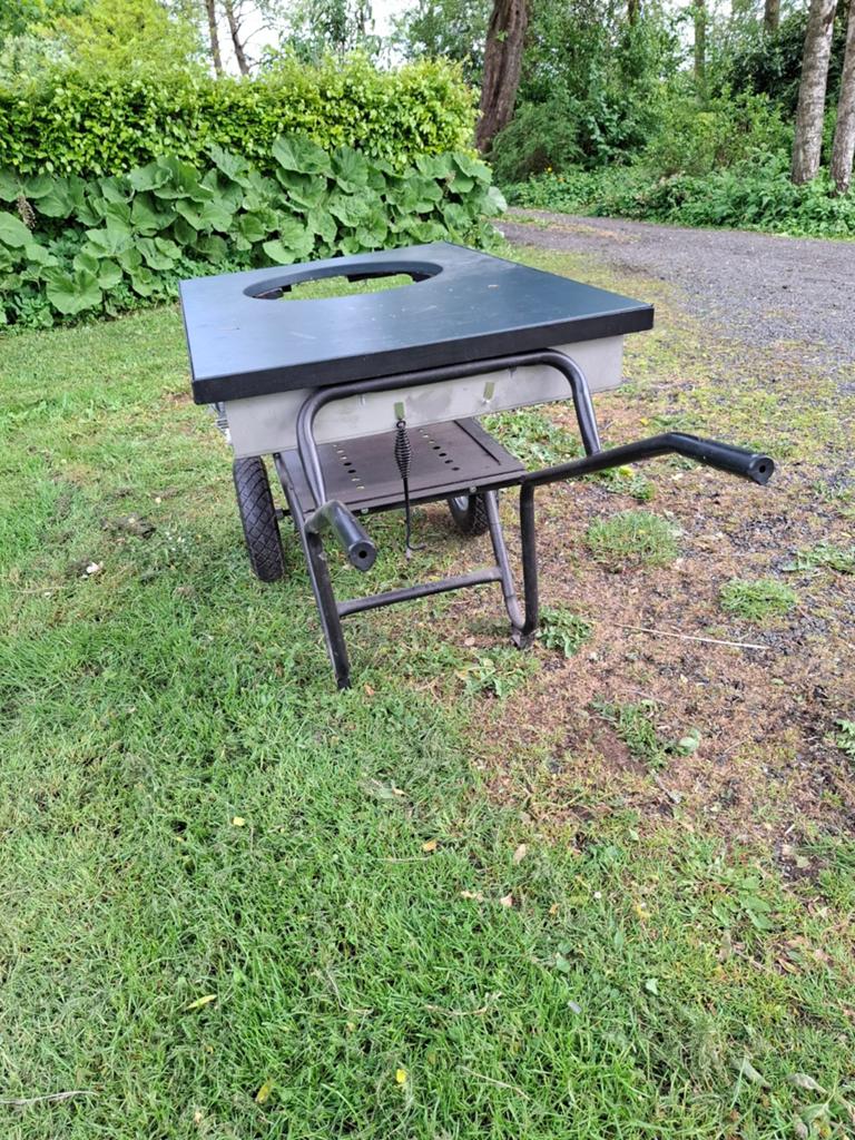 Mobiele BBQ-tafel / Grillwagen - Handig en Verplaatsbaar, Tuin en Terras, Buitenkeukens, Gebruikt, Houtskool, Onbekend, Ophalen of Verzenden
