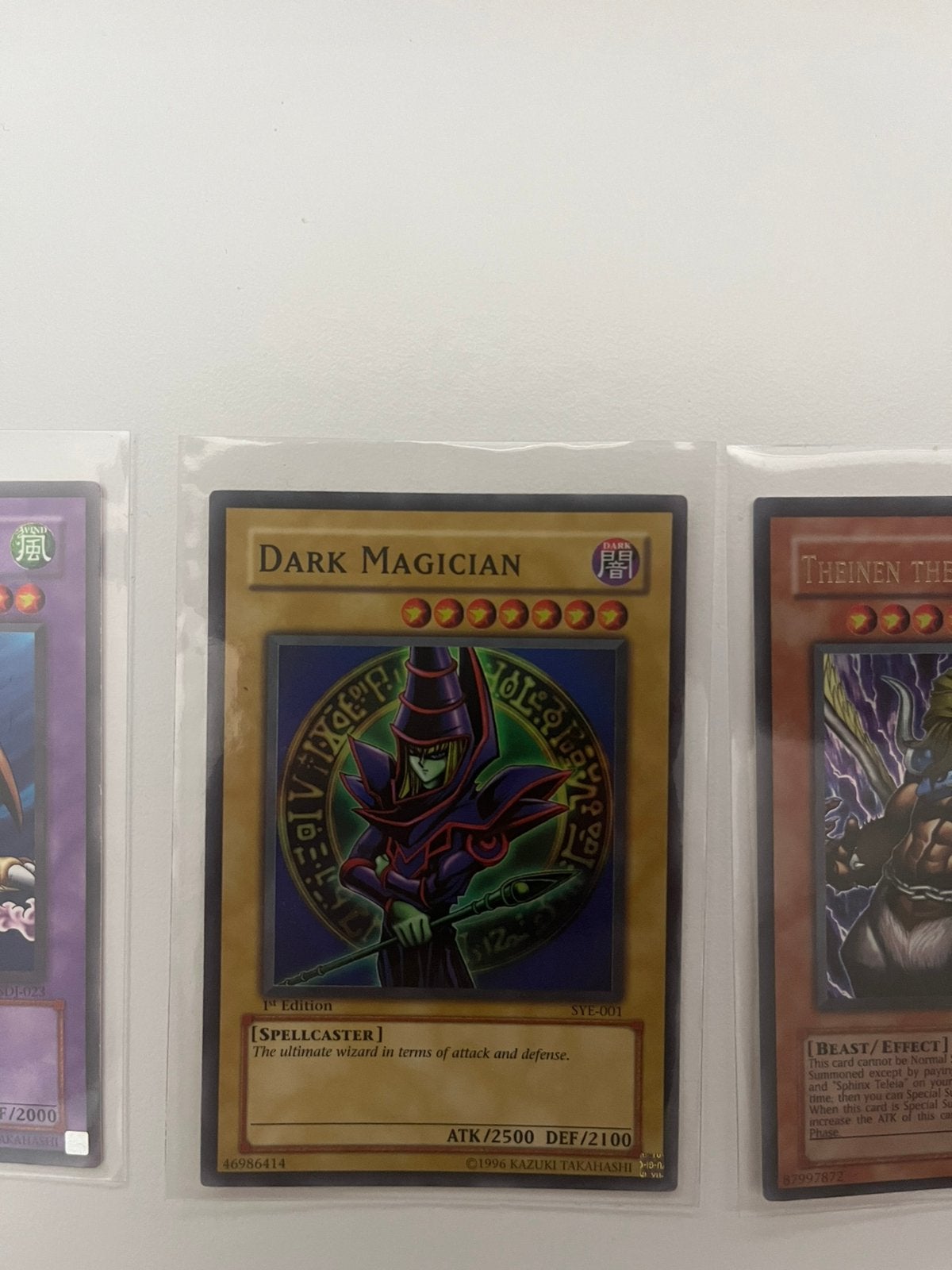 Dark Magician SYE-001 1st edition, Hobby en Vrije tijd, Verzamelkaartspellen | Yu-gi-Oh!, Ophalen of Verzenden, Zo goed als nieuw
