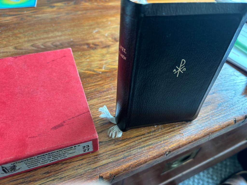 ZAKBIJBEL NBG EN PSALMEN 1773 koker 13/9cm LEESLINTEN foto’s, Ophalen of Verzenden, Gelezen