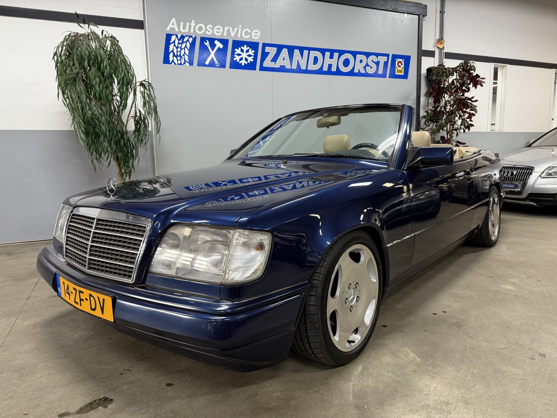 Mercedes-Benz E-Klasse Cabrio 220 (bj 1996), Auto's, Oldtimers, Achterwielaandrijving, Beige, 2199 cc, Bedrijf
