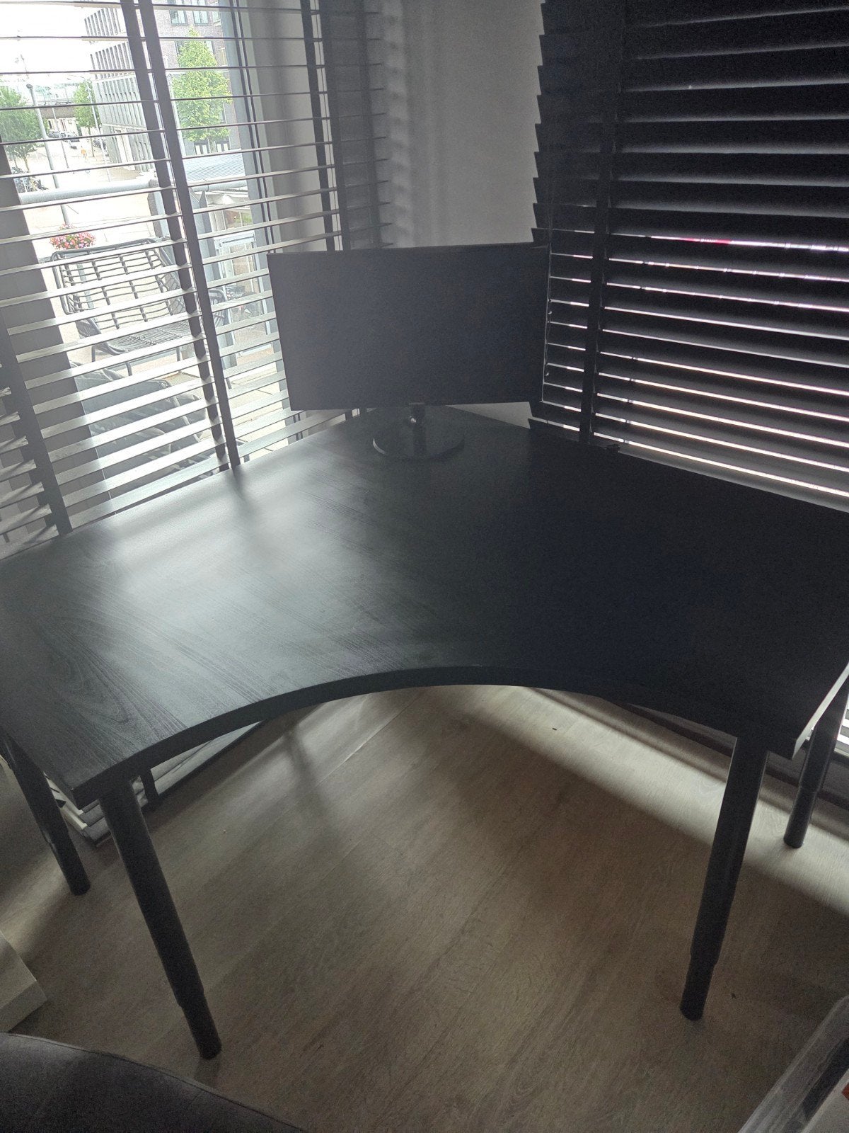 Zwart IKEA Hoekbureau met Verstelbare Poten, Huis en Inrichting, Bureaus, Zwart, Gebruikt, In hoogte verstelbaar, Spaanplaat of MDF