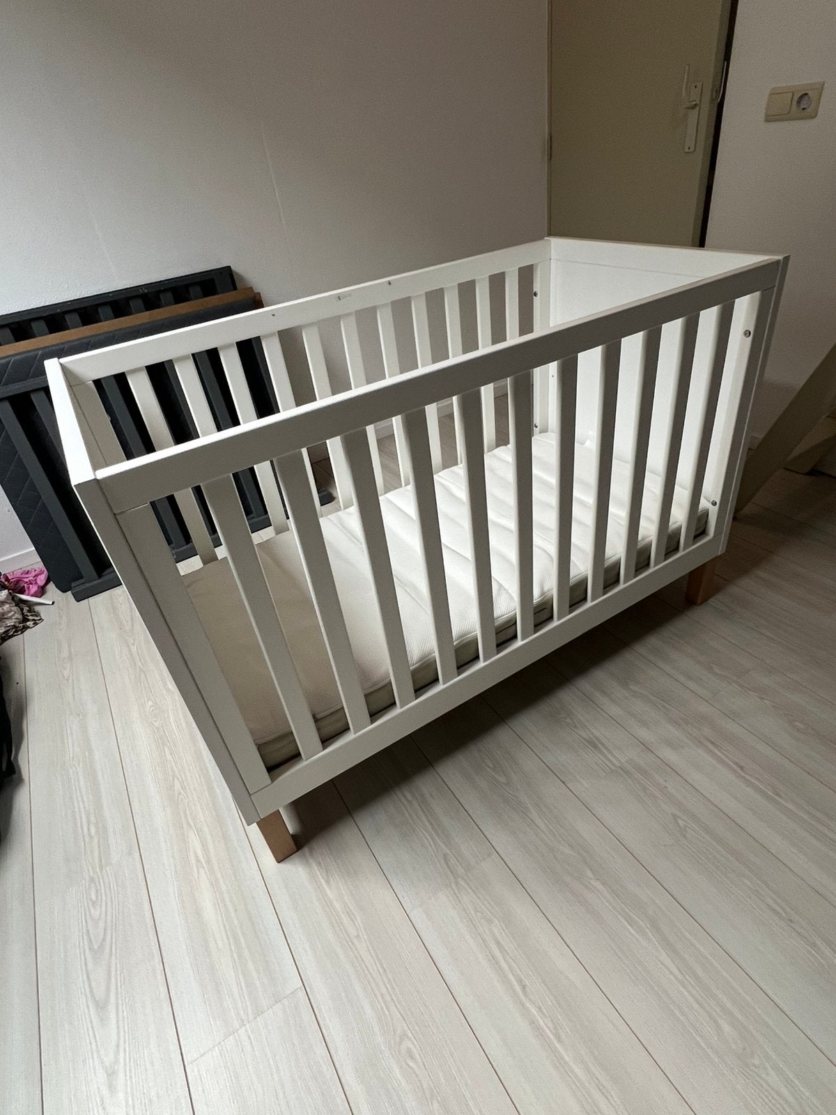 Bopita Babybed 60x120 cm Wit – inclusief matras, Kinderen en Baby's, Babywiegjes en Ledikanten, Ophalen, Gebruikt, Ledikant